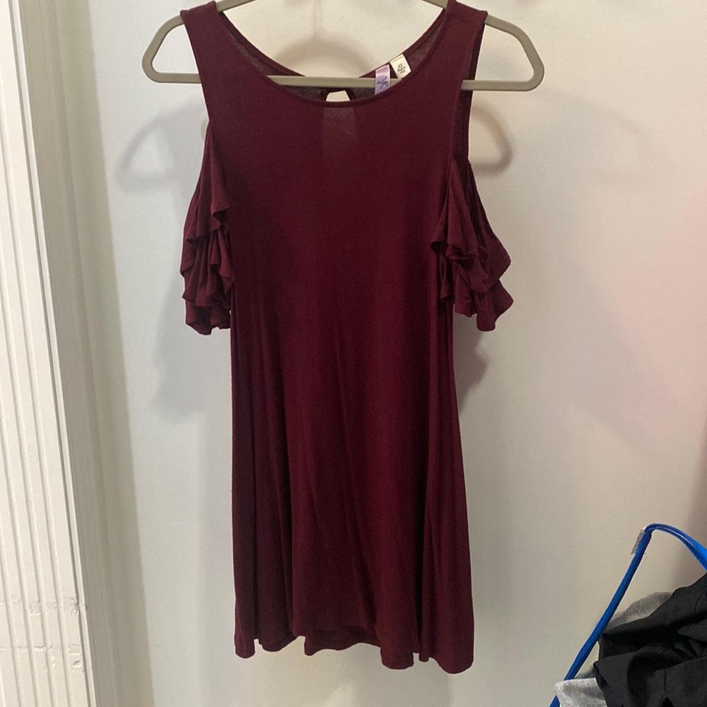 Francesca’s maroon cotton dress. Open shoulders, ruffled sleeves.
